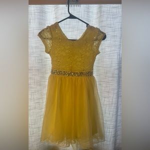 Speechless yellow dress size 7; like new.